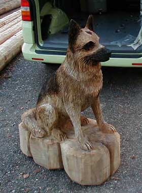 Schäferhund Motorsägen Skulptur